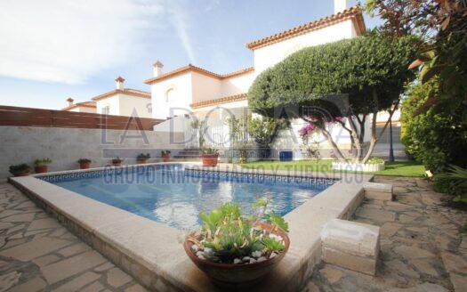 Casa adosada esquinera con piscina privada