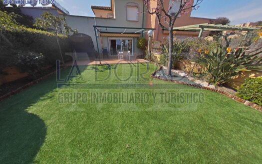 R1221 – Casa adosada en urbanización Solemío.