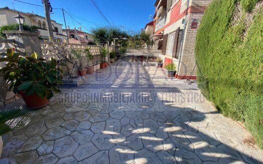 R6134 – ¡Planta baja con entrada independiente, gran terraza y a solo 200 m del mar en Cambrils Mediterráneo!