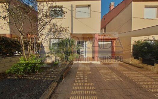 R6159 –  Encantadora Casa Adosada con Jardín y Garaje en Club Mont-roig
