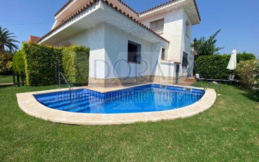 R6165 – ¡Exclusivo chalet esquinero con vistas al mar en prestigiosa urbanización de Cambrils!