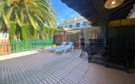 R6172 – ¡Rentable adosado junto al mar con licencia turística!