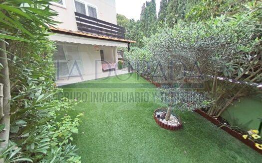 R6179 – Adosado Esquinero con Jardín, Piscina y Gran Zona Comunitaria en Mont-Roig Bahía!