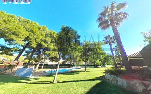 R1242 – Piso Esquinero en Planta Baja con Amplia Terraza y Acceso a Zona Ajardinada – El Casalot