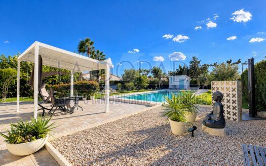 R1241 – ¡Chalet Independiente | Interiorismo Excepcional | Piscina Privada y 1.243m² de Terreno!
