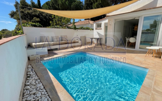 R6187 – ¡Casa pareada recién reformada a 200 metros del mar en Mont-Roig Bahía!