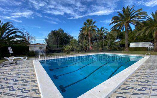 R6183 – Encantador Chalet Individual de una sola planta con Licencia Turística!