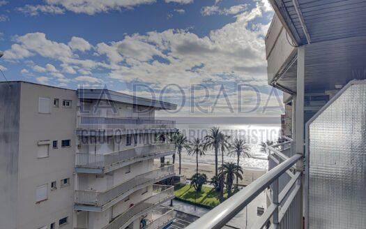 R6189 Amplio apartamento con terraza y vistas al mar en Salou