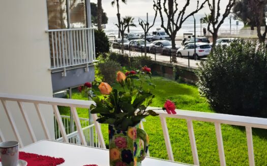 R6188 Piso en primera línea de mar con parking y acceso directo a la playa