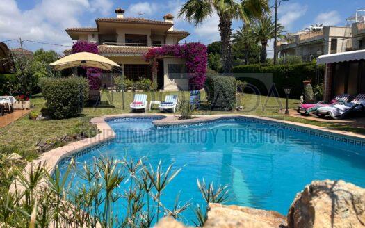 R6193 Cambrils – Urbanización Tárraco | Exclusivo chalet con jardín privado y piscina a escasos metros del mar