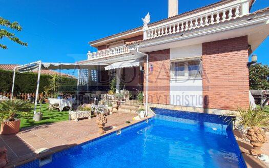 R1264 Espectacular Chalet en Club Mont-Roig