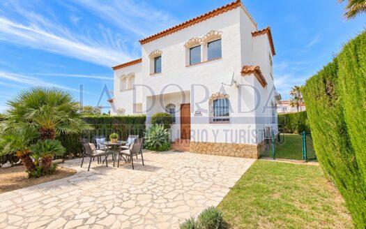 R1265 Pareado esquinero con vistas al mar | Licencia turística | Piscina | Parking incluido