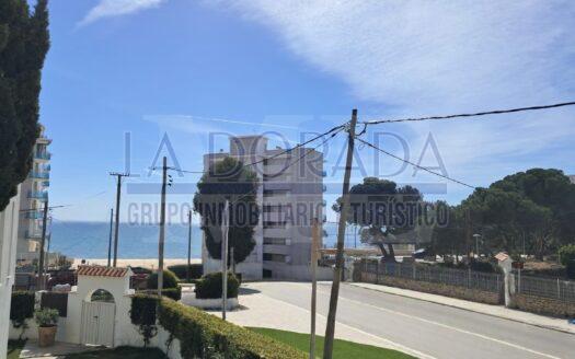 R1260 ¡A un paso del mar! Piso luminoso con gran terraza en Miami Playa