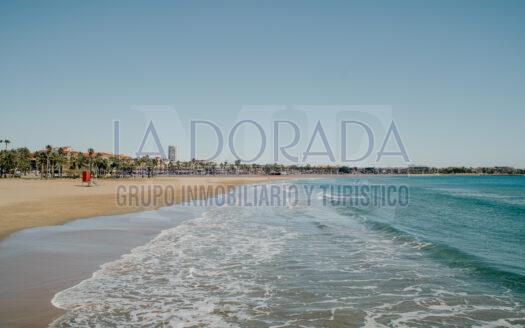 R6230 – ¡Piso reformado con terraza en 2 línea de mar en El Regueral!