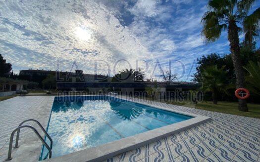 R6199 – ¡Encantadora Casa Individual de una sola planta con Licencia Turística!