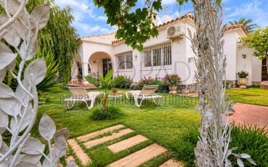 R6255 Chalet esquinero individual de planta baja con solárium y vistas al mar y la montaña!
